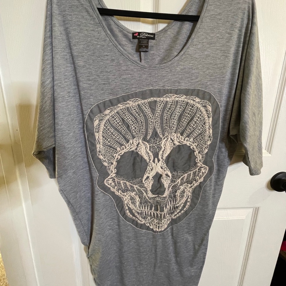 Skull Appliqué Batwing Tunic Top Delirious XL